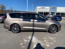 Pre-Owned 2017 Chrysler Pacifica Limited FWD 4 Door Passenge
